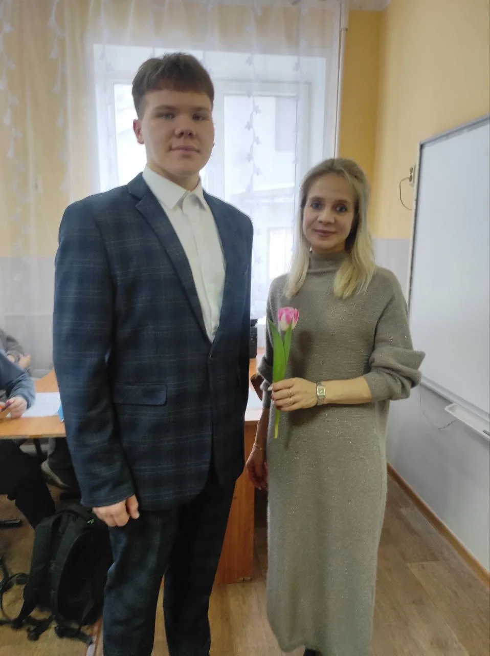 🌸 «Вам, любимые!»  6 марта утро в гимназии было особенным и полным радости! Старшеклассники встретил