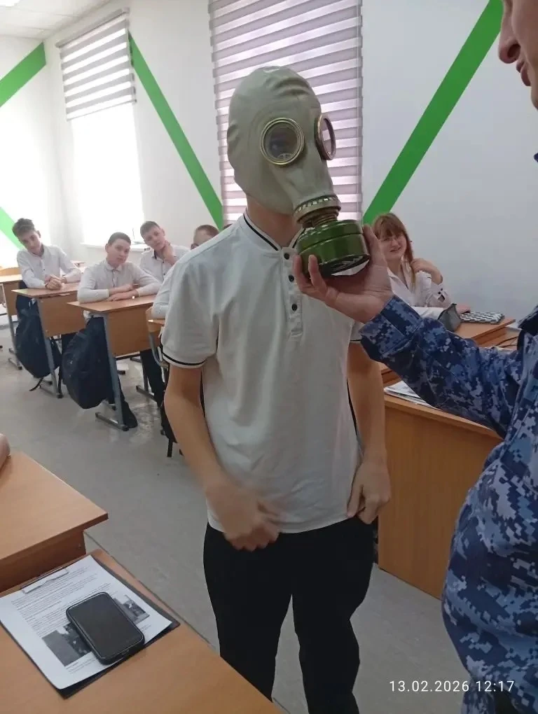 Безопасность превыше всего: Урок от Росгвардии в МБОУ СОШ №3! 🛡️🚔  13.02.2026 г. в стенах нашей школ