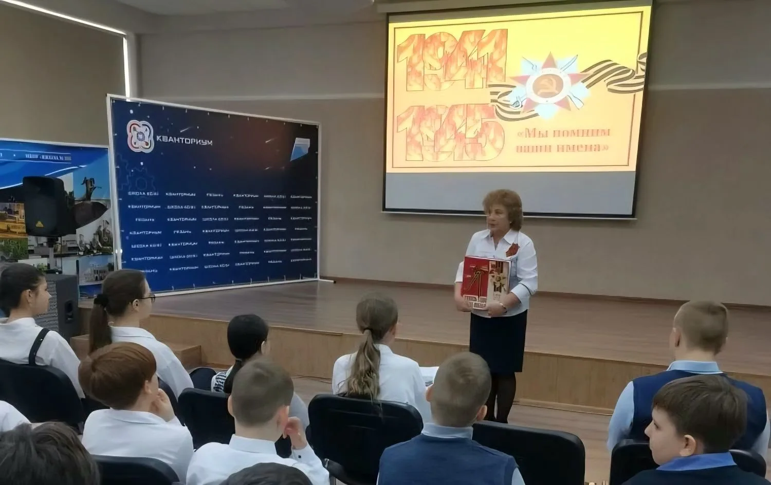 🎗️ В нашей школе стартовали сразу две важные патриотические акции, и первыми эстафету приняли учащие