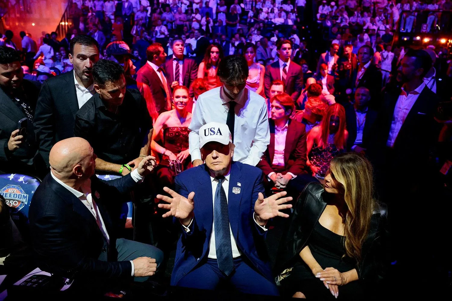 Дональд Трамп отпраздновал 80-летие, устроив турнир UFC на лужайке Белого дома. Тысячи болельщиков с