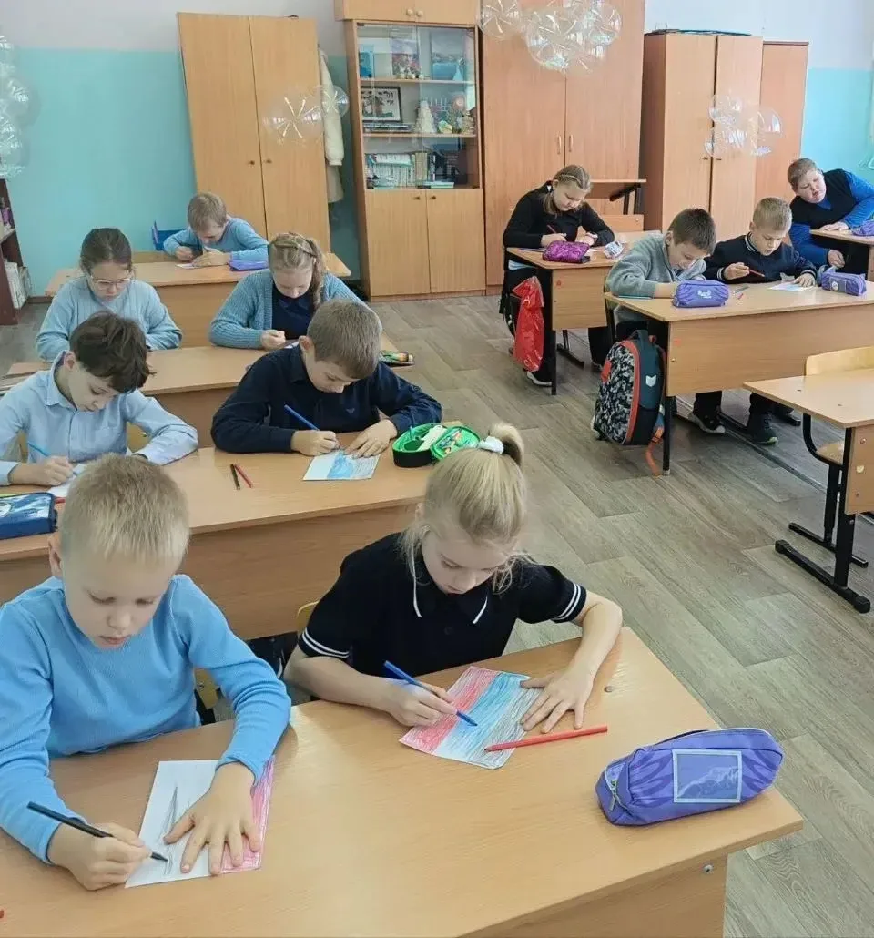 🇷🇺 Едины навсегда! В нашей школе прошли мероприятия ко Дню воссоединения новых регион...