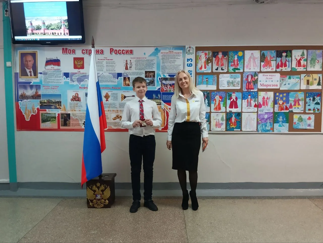 Наш традиционный понедельник🇷🇺  Торжественная линейка с выносом флага и исполнением гимна Российской