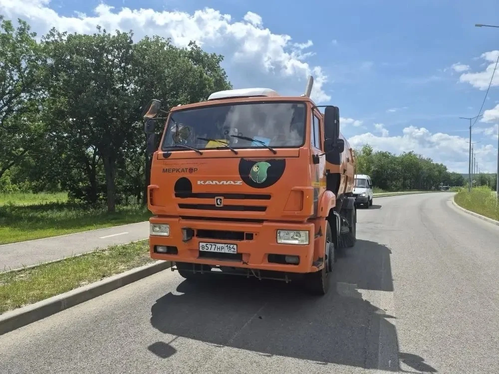 ➡️Работы по уборке силами МБУ «Дорстрой» продолжаются. 

Специалисты осуществляют уборку прилотковой