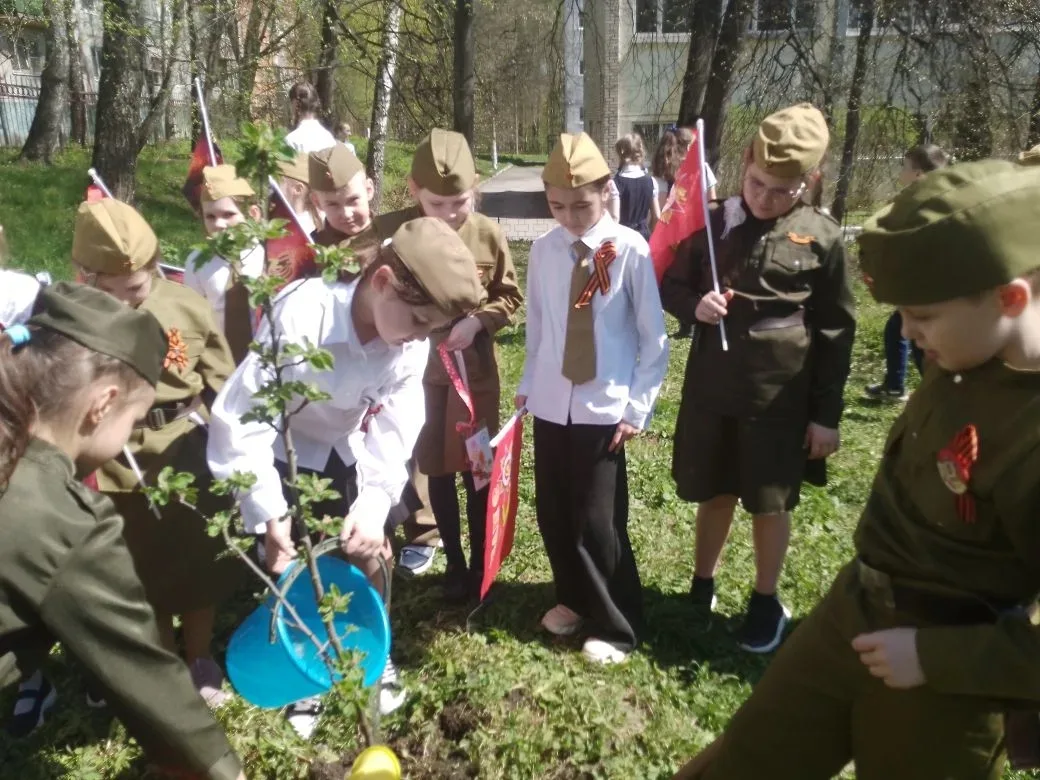 🌳 Сад памяти  Сегодня в школьном Мичуринском саду прошёл трудовой десант.  🟠⚫️ Обучающиеся 1–10 клас