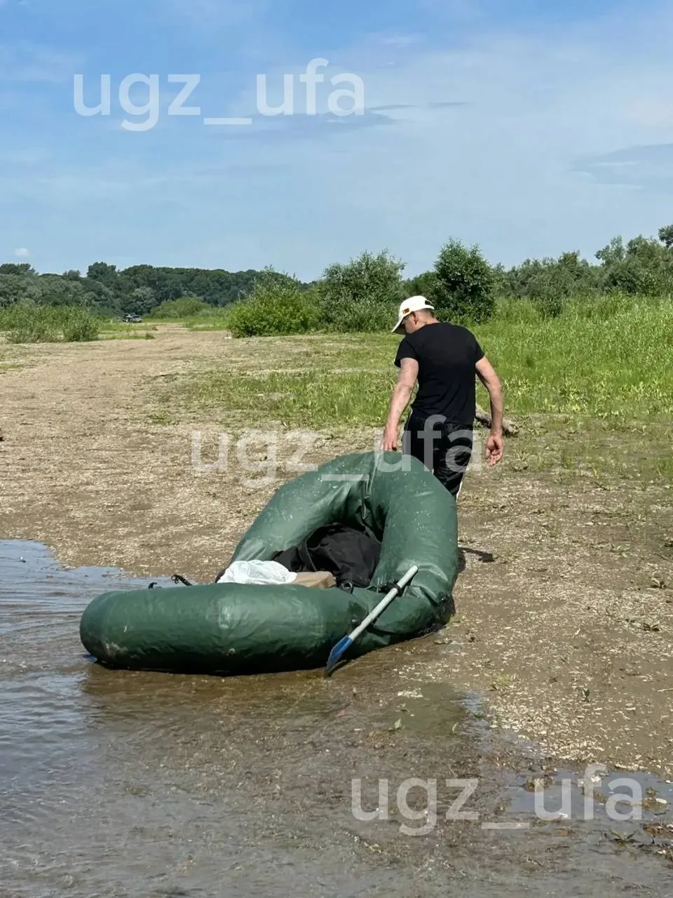 В Уфе спасатели в акватории реки Белой в районе железнодорожного моста заметили рыбака, у которого п