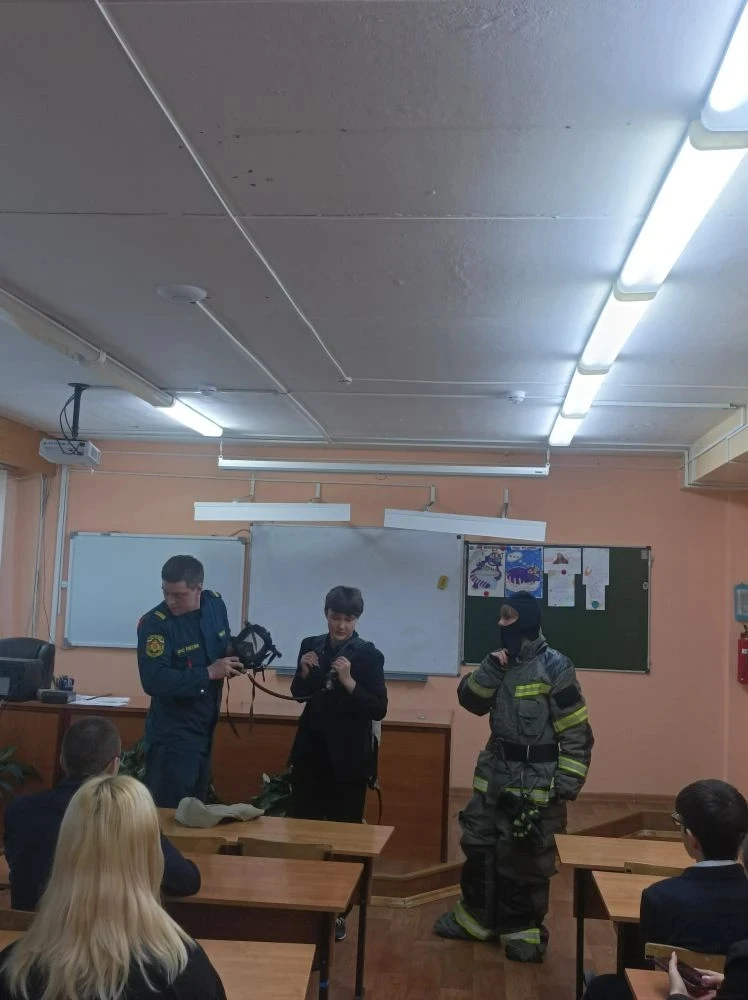 📅 2 марта в нашей гимназии состоялась увлекательная лекция сотрудников МЧС для учащихся 8 «А» и 8 «В