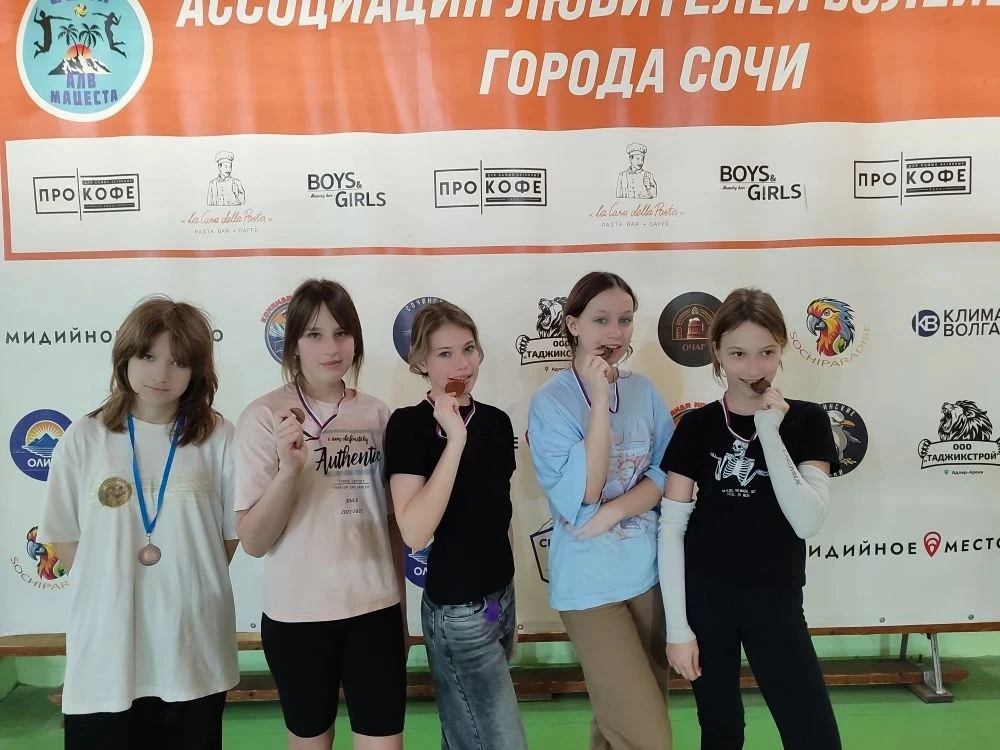 🏐 Спортивный азарт, поддержка трибун и настоящий командный дух — всё это было на школьном турнире «Н