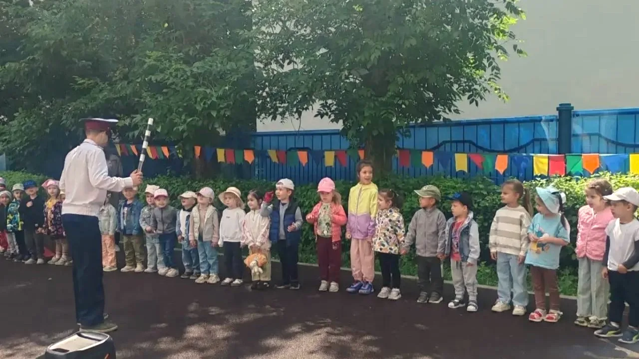 Учим правила дорожного движения играя

👮‍♂️ В нашем дошкольном отделении инструктором по физической