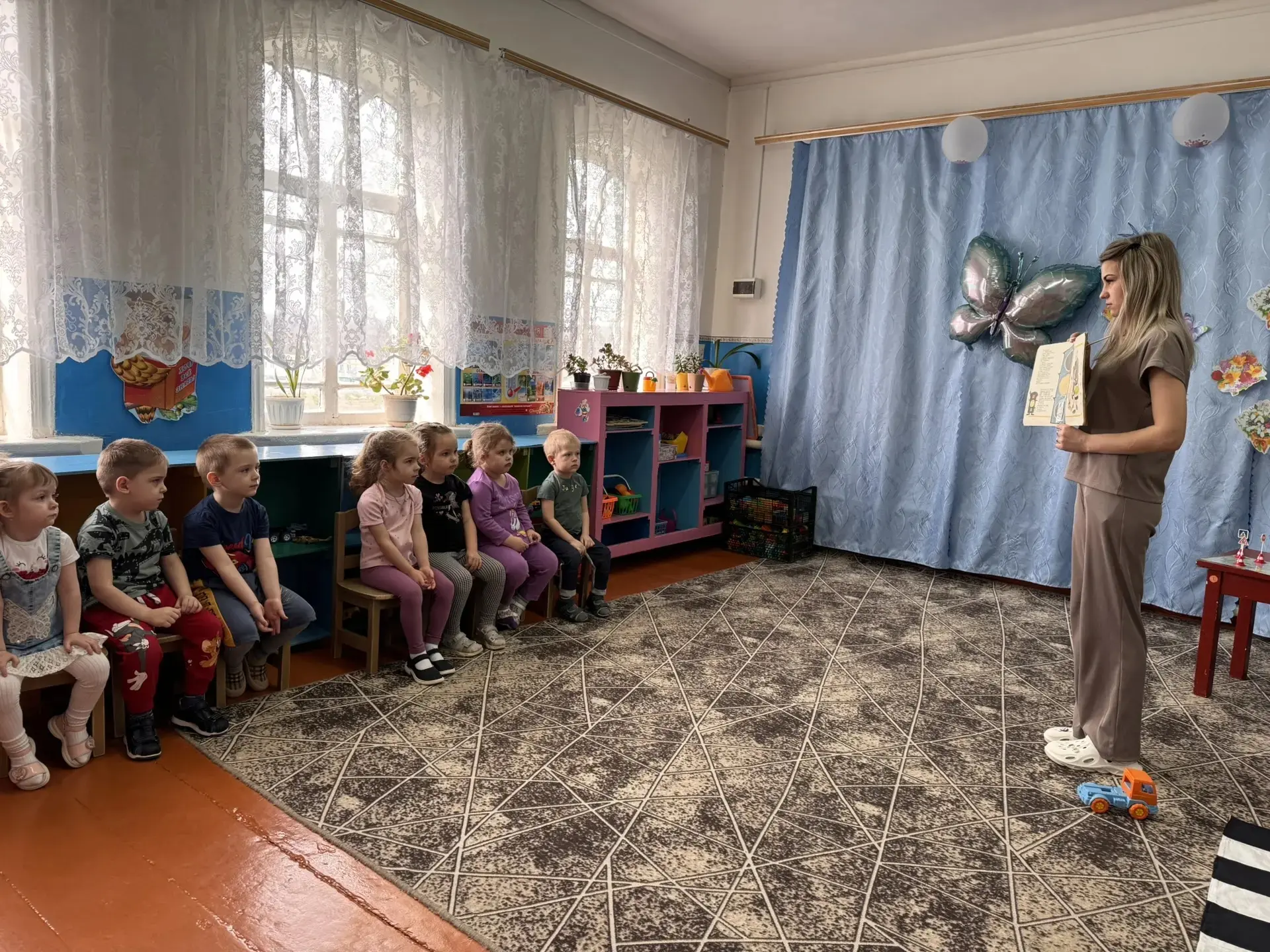📌 В младшей группе прошло занятие под названием "Правила дорожные каждый знать обязан".