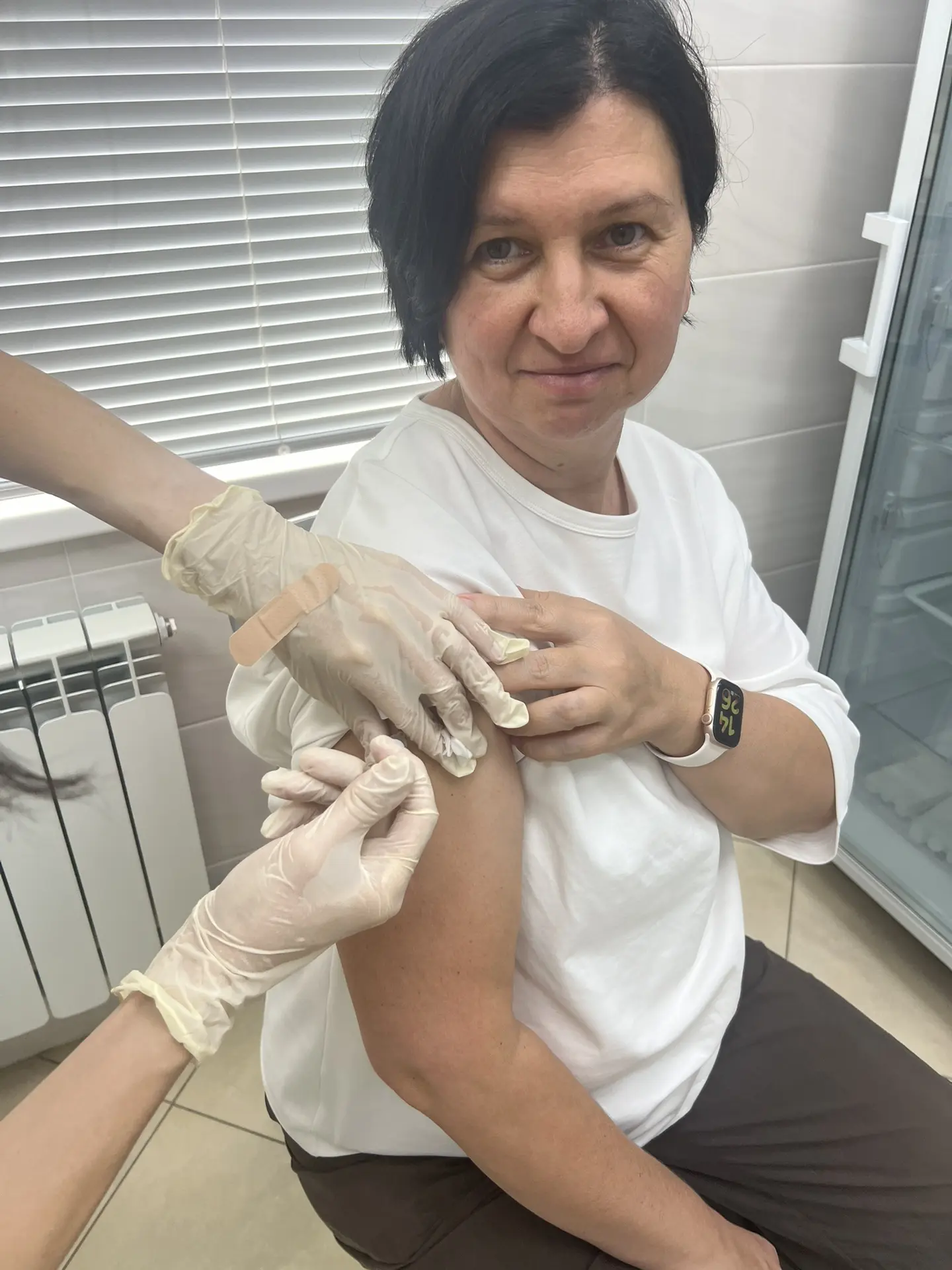 Мы привились. Детей пока не поймали, а младшую пока не уговорили.