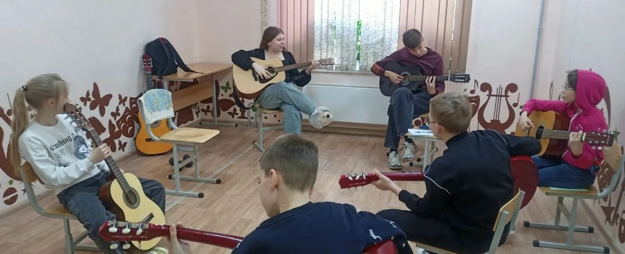 Лето в разгаре, но несмотря на каникулы, ребята с удовольствием посещают детско-подрост...