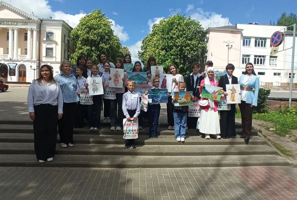 🎨 «В семье единой: краски народов России»: юные художники Брянского района покорили се...