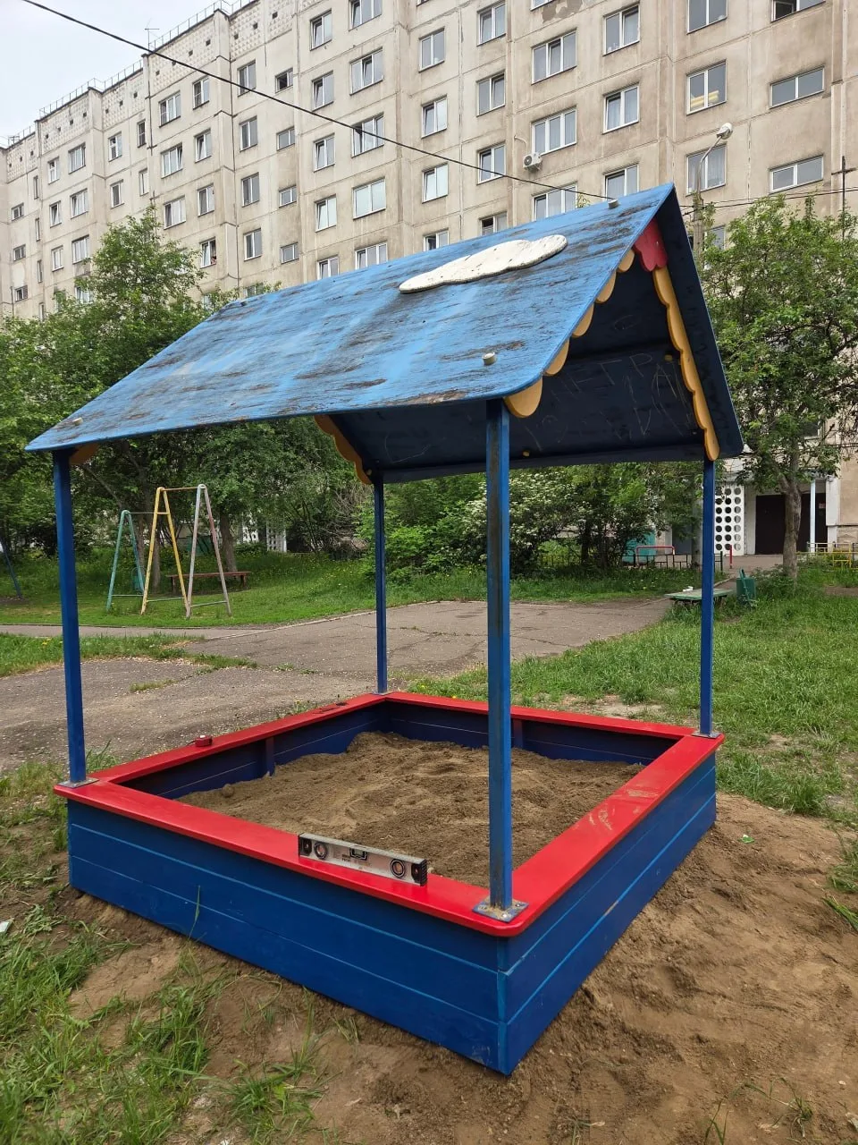 📷 ул. Парашютная, 14

Обновили песочницу.
Основание заменили на новое, а верхнюю часть конструкции 