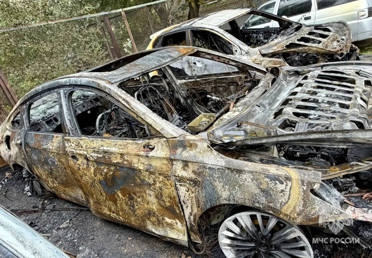 😨 Огонь уничтожил 3 автомобиля на парковке в Саратове
