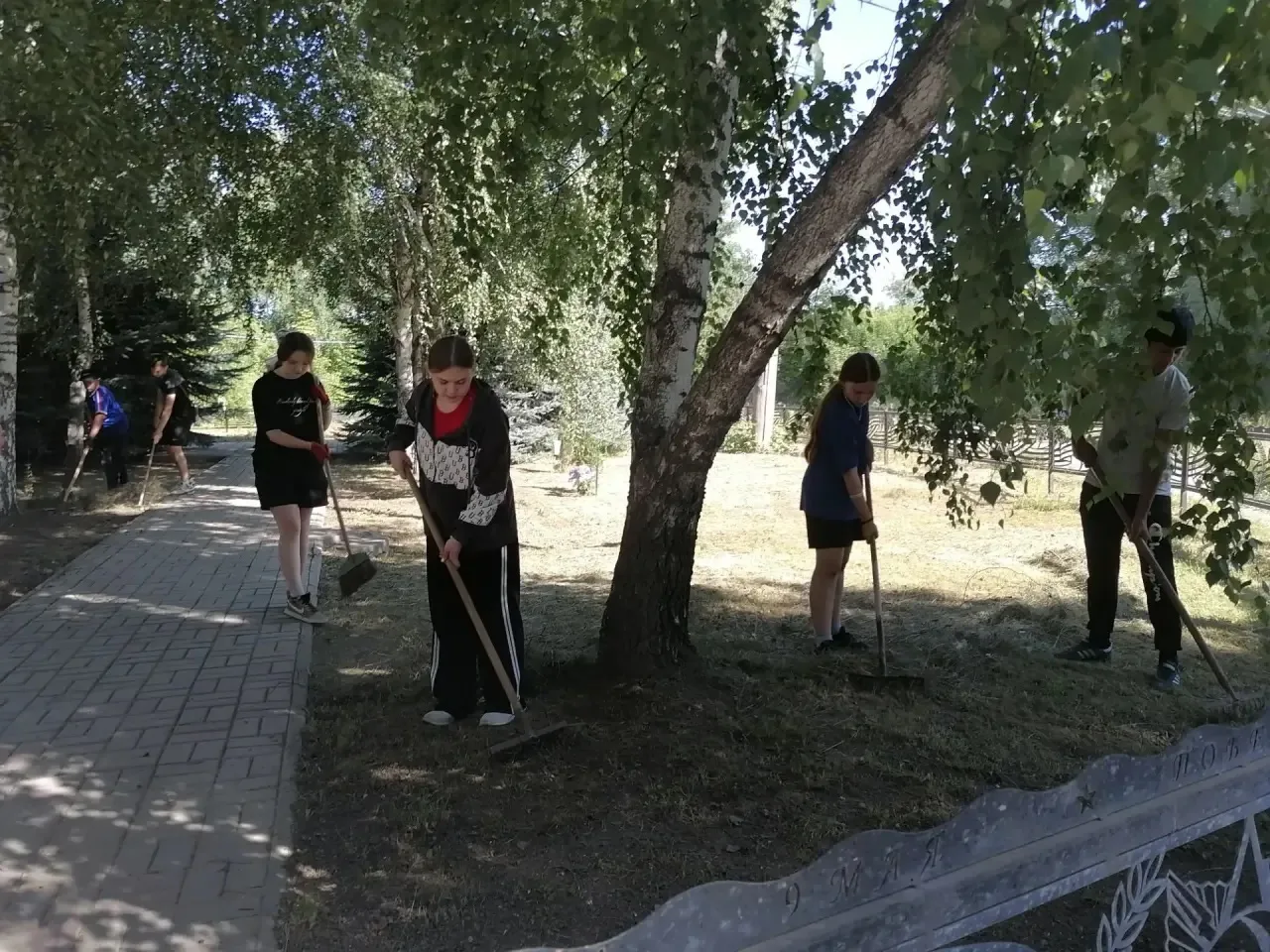 📌летняя практика 
📍Уборка территории у памятника Корнеева В. Т. вместе с родителями Машиневым А. В