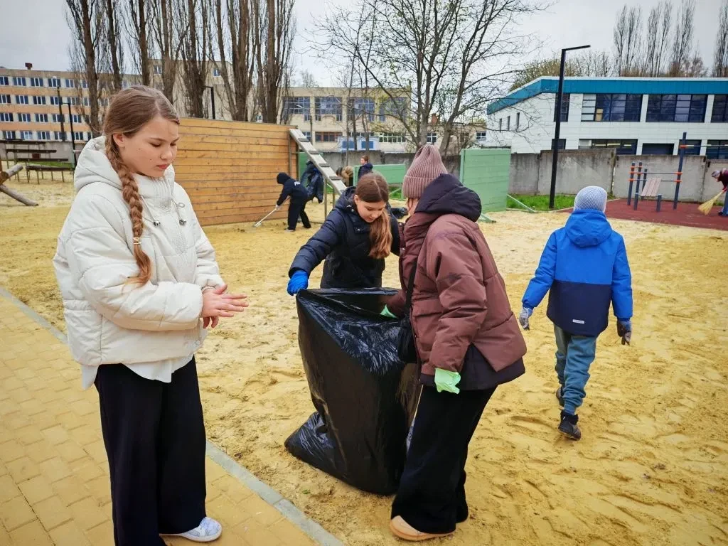 Тема: участие 5 "Г" класса в акции "Мы за чистоту"  Ответственной за тренажерную площадку и территор