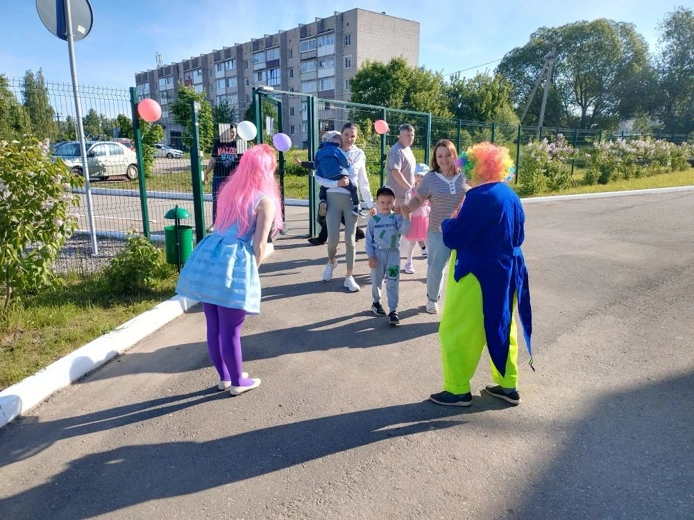 Сегодня утро в детском саду «Жемчужинка» началось с неожиданного сюрприза: на входе малышей встречал