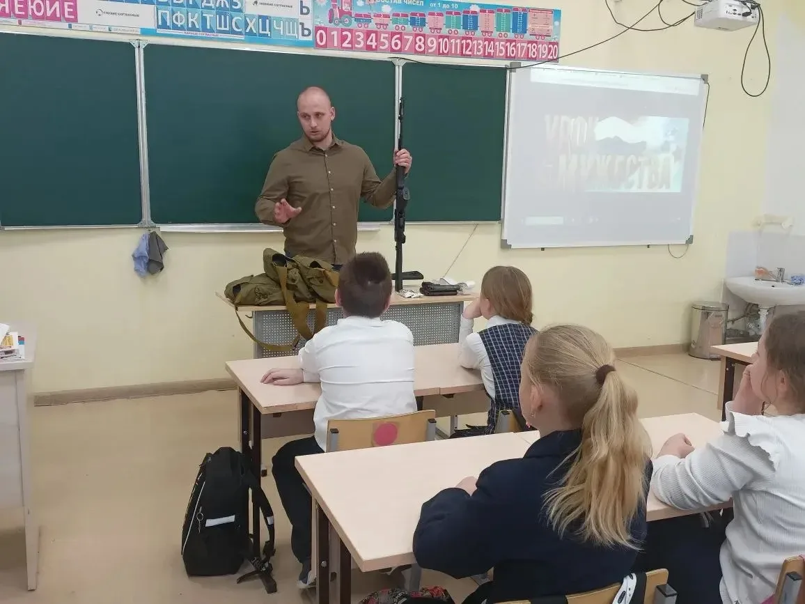 В преддверии Дня защитника Отечества — 23 февраля — в классах прошли уроки мужества, посвящённые под