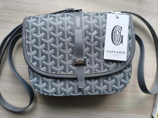 Продам сумку Goyard серого цвета который дополнит ваш аутфит.Цена:1500₽.Обращаться +79959838292.Акъя