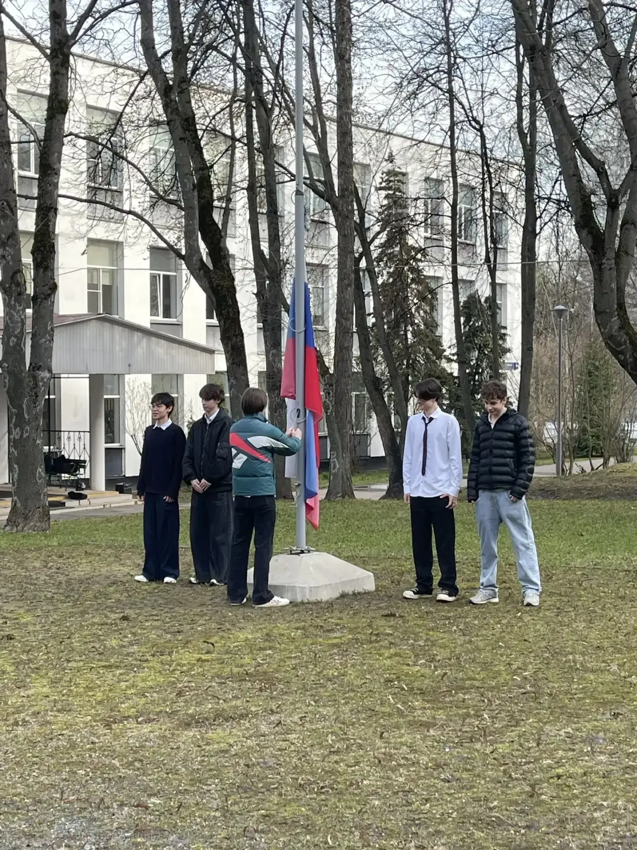 Флаг поднять!  🇷🇺Мы с огромной гордостью продолжаем рассказ про ребят, активных участников жизни шко