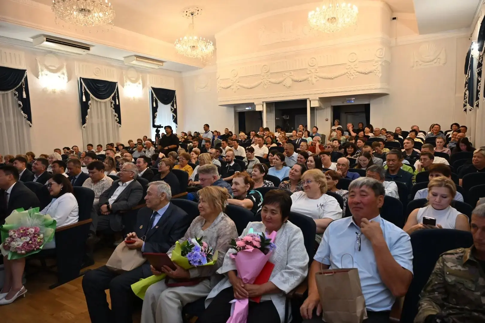 В каждой поездке у нас есть подведение итогов. На встрече с жителями сегодня много вопр...