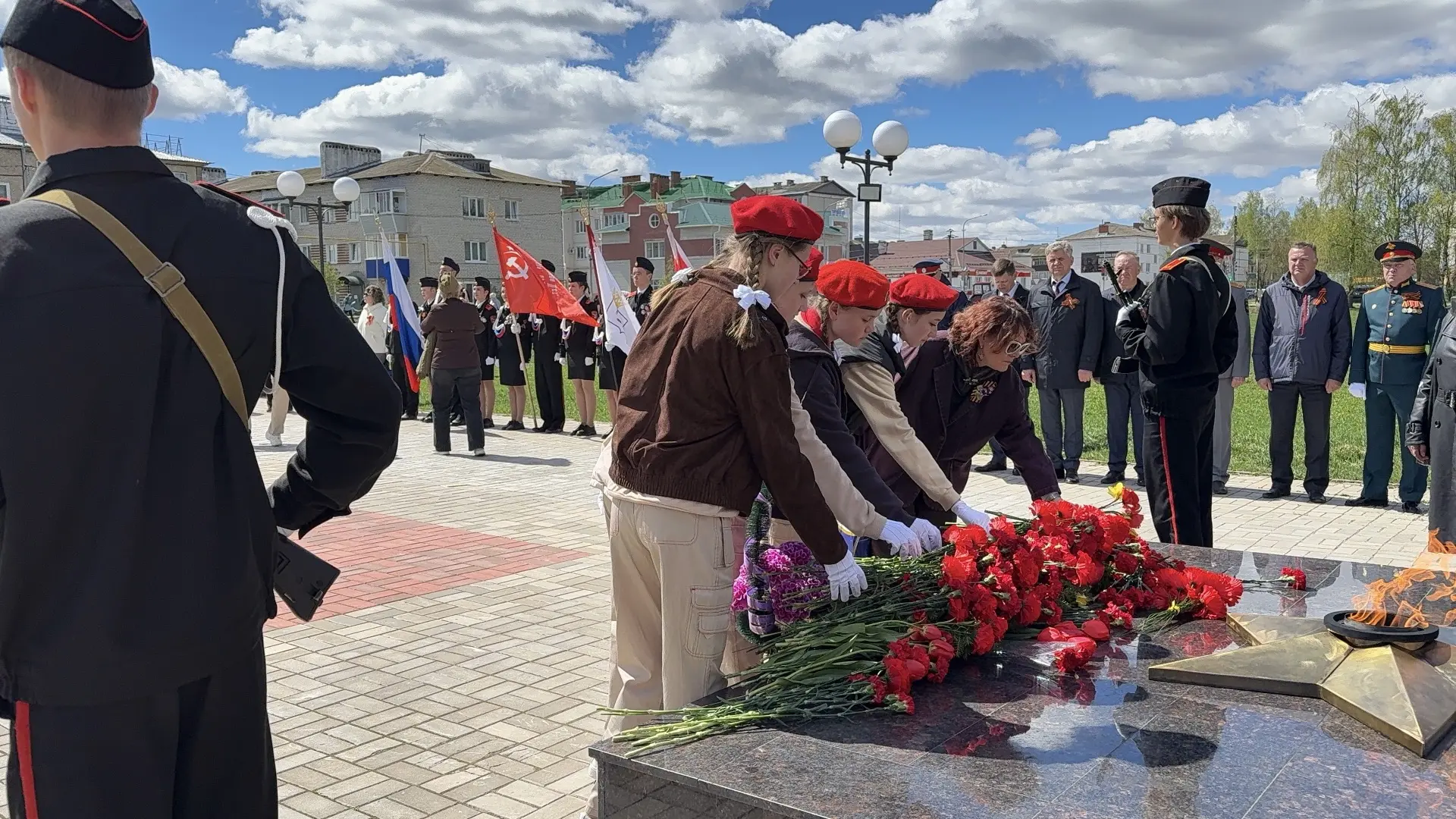 Жители Советского района возложили живые цветы и гирлянду к памятнику «Никто не забыт, ничто не забы