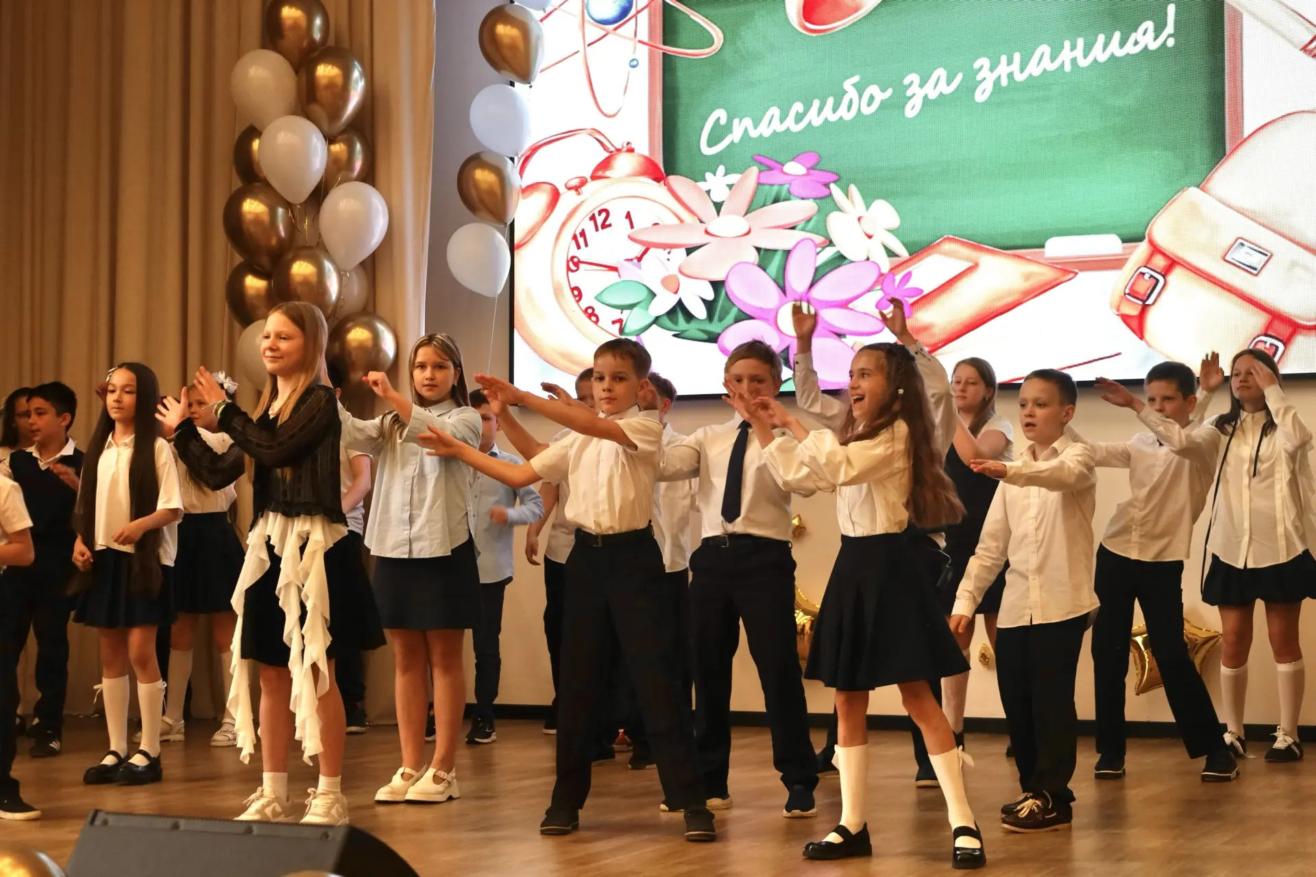 Торжественная линейка для 4в, 4г, 4д, 4е и 4ж классов состоялась! 🎓  Наши выпускники начальной школы