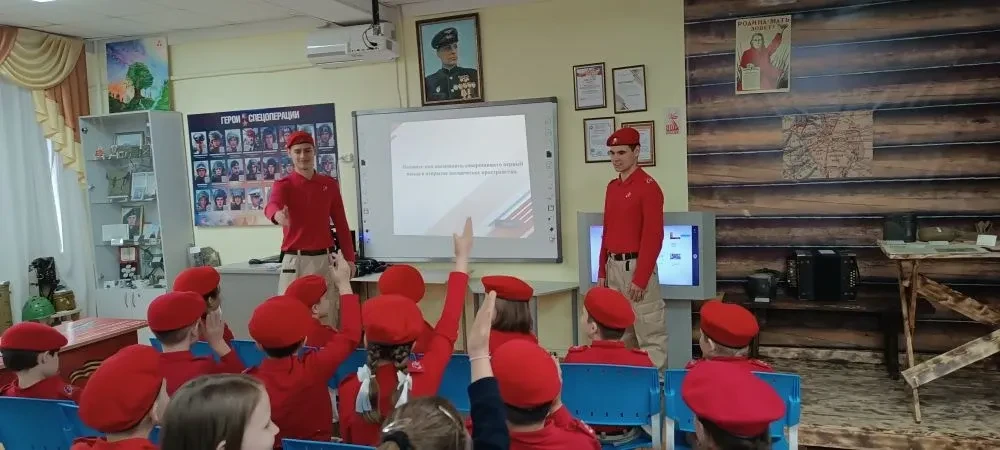 В рамках всероссийских юнармейских акций, приуроченных ко Дню космонавтики, в школе №110 среди юнарм