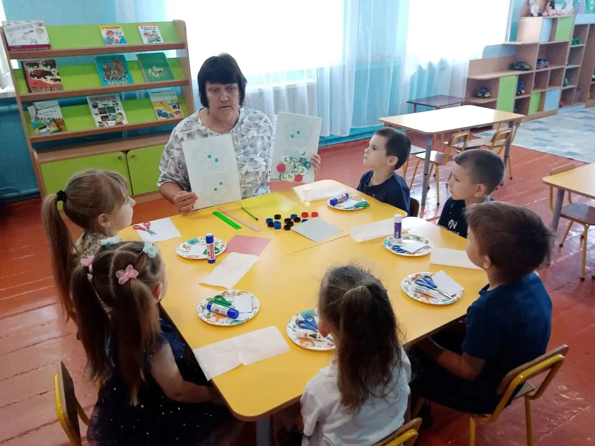 Сегодня дети старшего дошкольного возраста смастерили атребуты для игры "Крестики-нолики" из крышек 