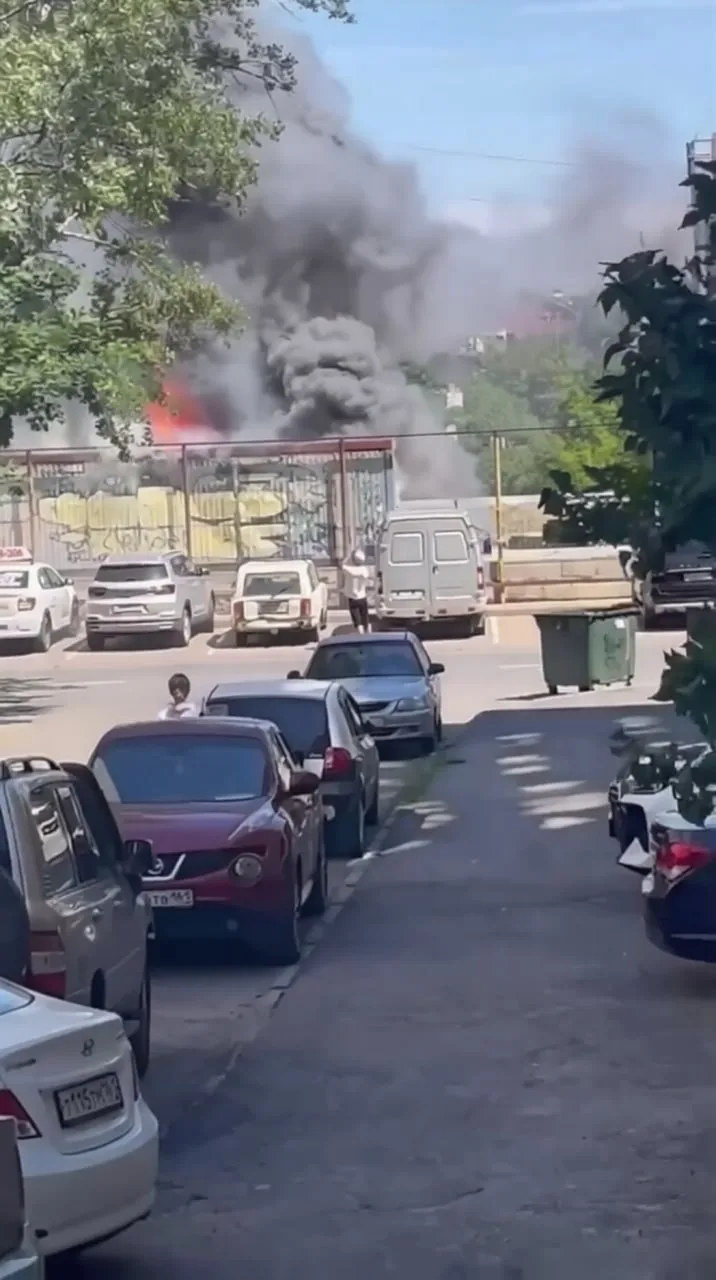 ⚡️Сегодня в Ростове на улице Волкова вспыхнул строительный вагончик

По сообщениям очевидцев, тушени