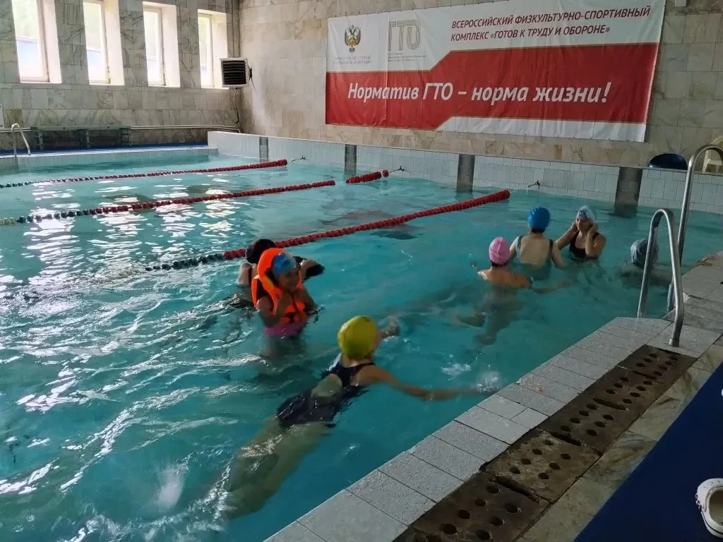 На днях у наших ребят был долгожданный поход в бассейн! 🎉 В этот раз обошлись без строгих тренирово
