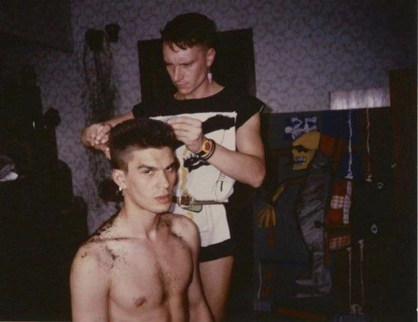 Новая стрижка Юрия Каспаряна от Георгия Гурьянова.
(Весна 1987 год, Ленинград.)

Русский рок