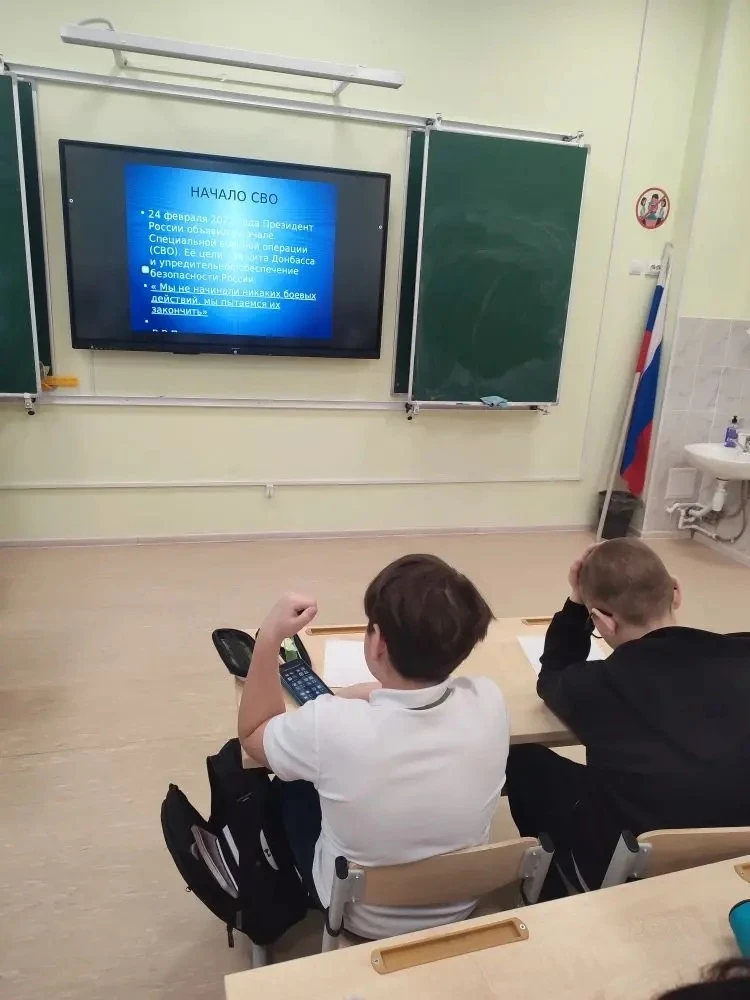 Рабочая неделя в Толмачевской школе №61 началась с торжественной линейки, посвященной памяти героев,