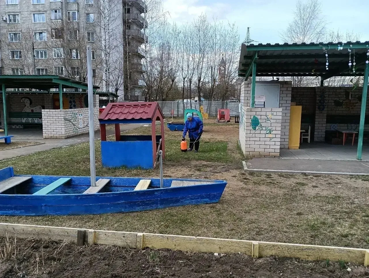 ‼️Клещам «СТОП»‼️
 На территории нашего детского сада прошла обработка от клещей.