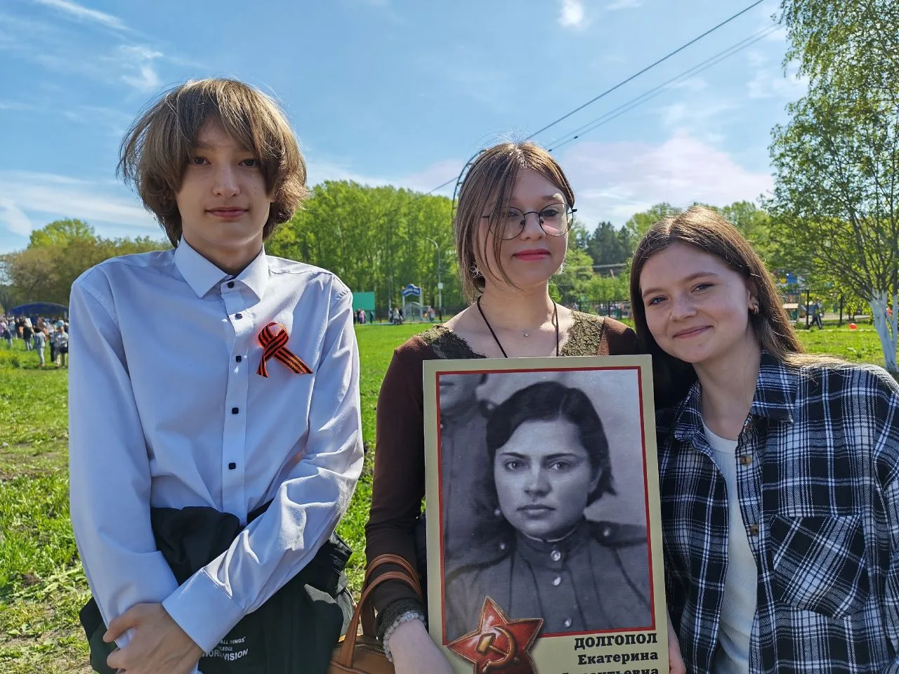 Сегодня прошла важная и трогательная акция — Бессмертный полк. 🇷🇺 Ученики, учителя и родители нашей 