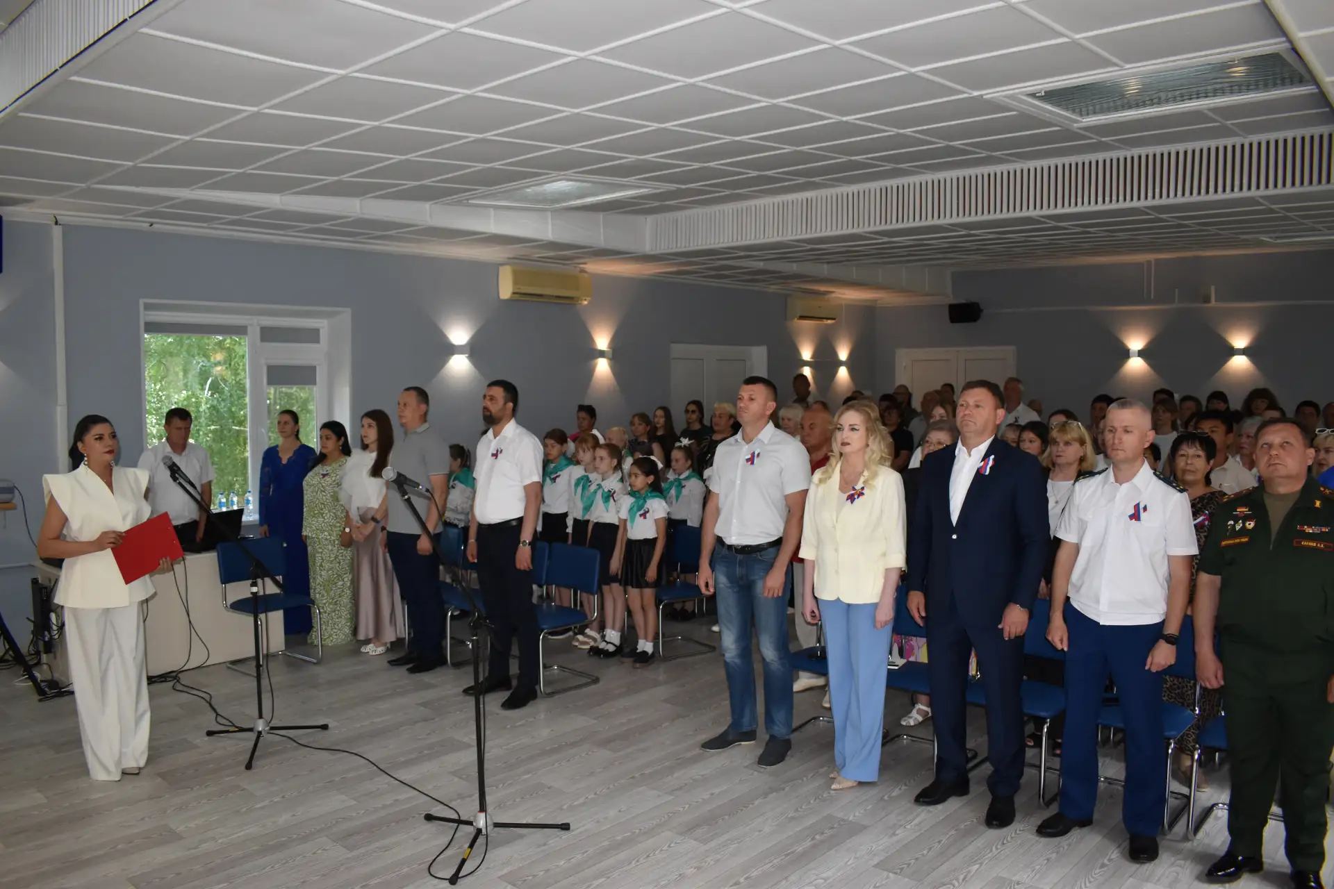 Накануне Дня России, 11 июня, в администрации Ленинского района состоялось особенное событие – в пре