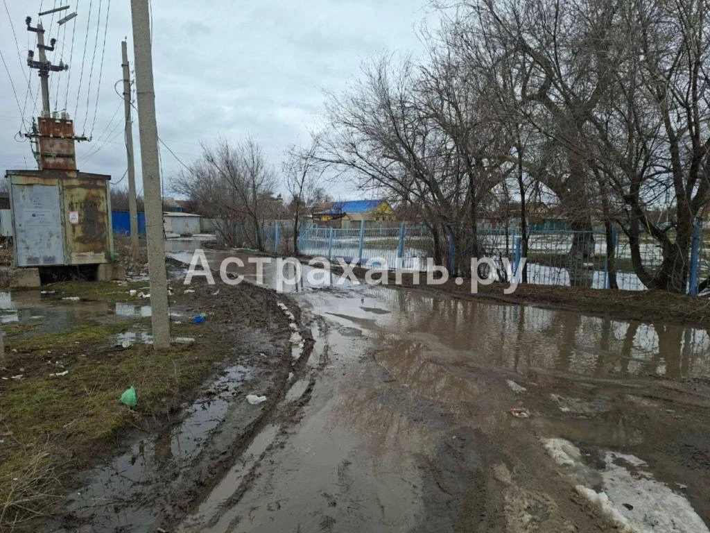 «Школа на болоте»: школьники добираются до парт по колено в грязи. В Ахтубинске с приходом весны для
