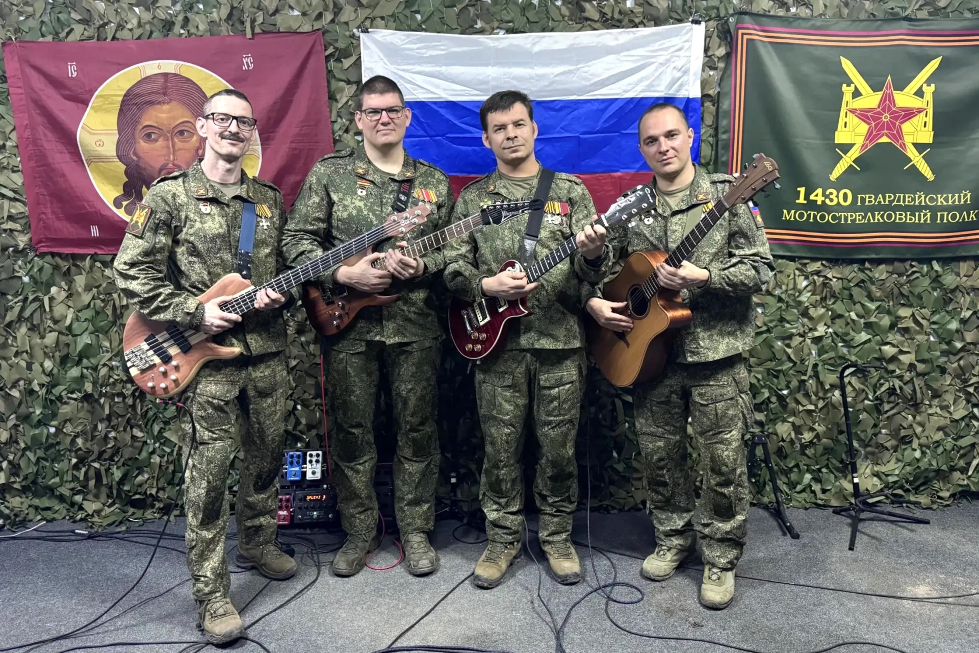 На боевых задачах бойцы черпают вдохновение  Бас-гитарист Падре до мобилизации более 15 лет работал 