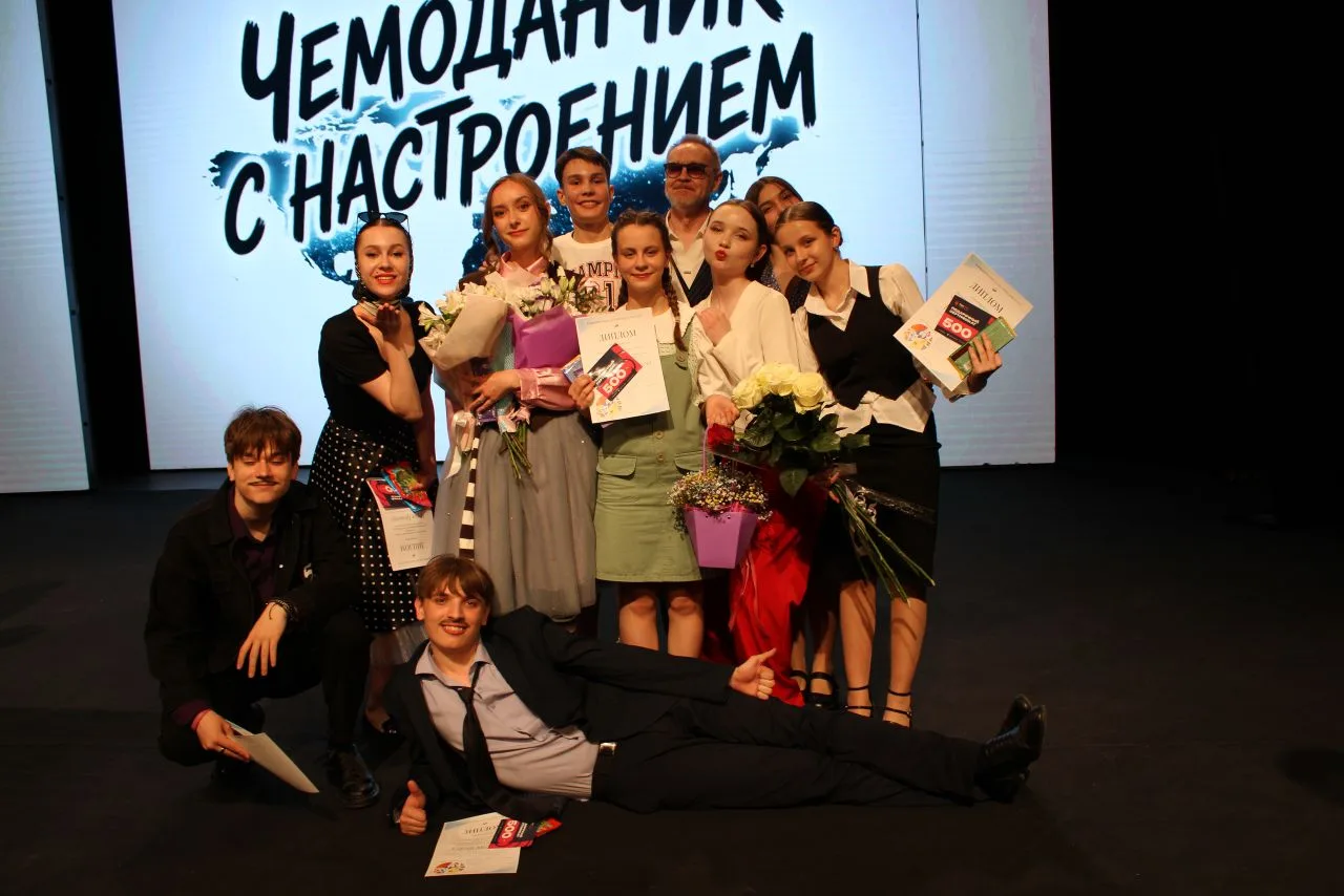 О, эти счастливые лица! Зрители сегодня счастливы не меньше, потому что торжественный в...