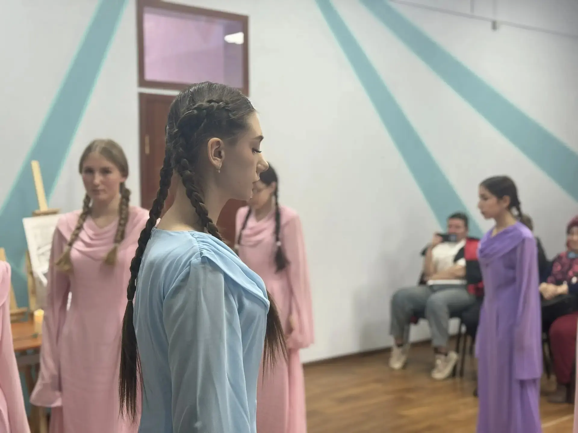 «Живая память. Герои глазами детей».  В Молодёжном центре  прошла выставка  «Живая память. Герои гла