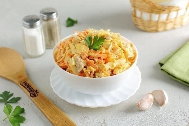 Сaлaт "Любимый" c кoпчeнoй куpицeй