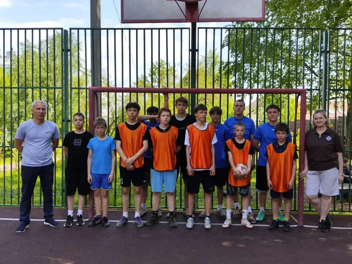 ⚽️ Связь поколений на футбольном поле: команда выпускников вырвала победу в зрелищном т...