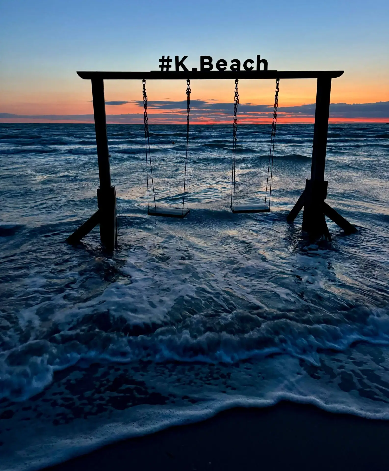 🌊 Качели в море, волны и небо без границ…