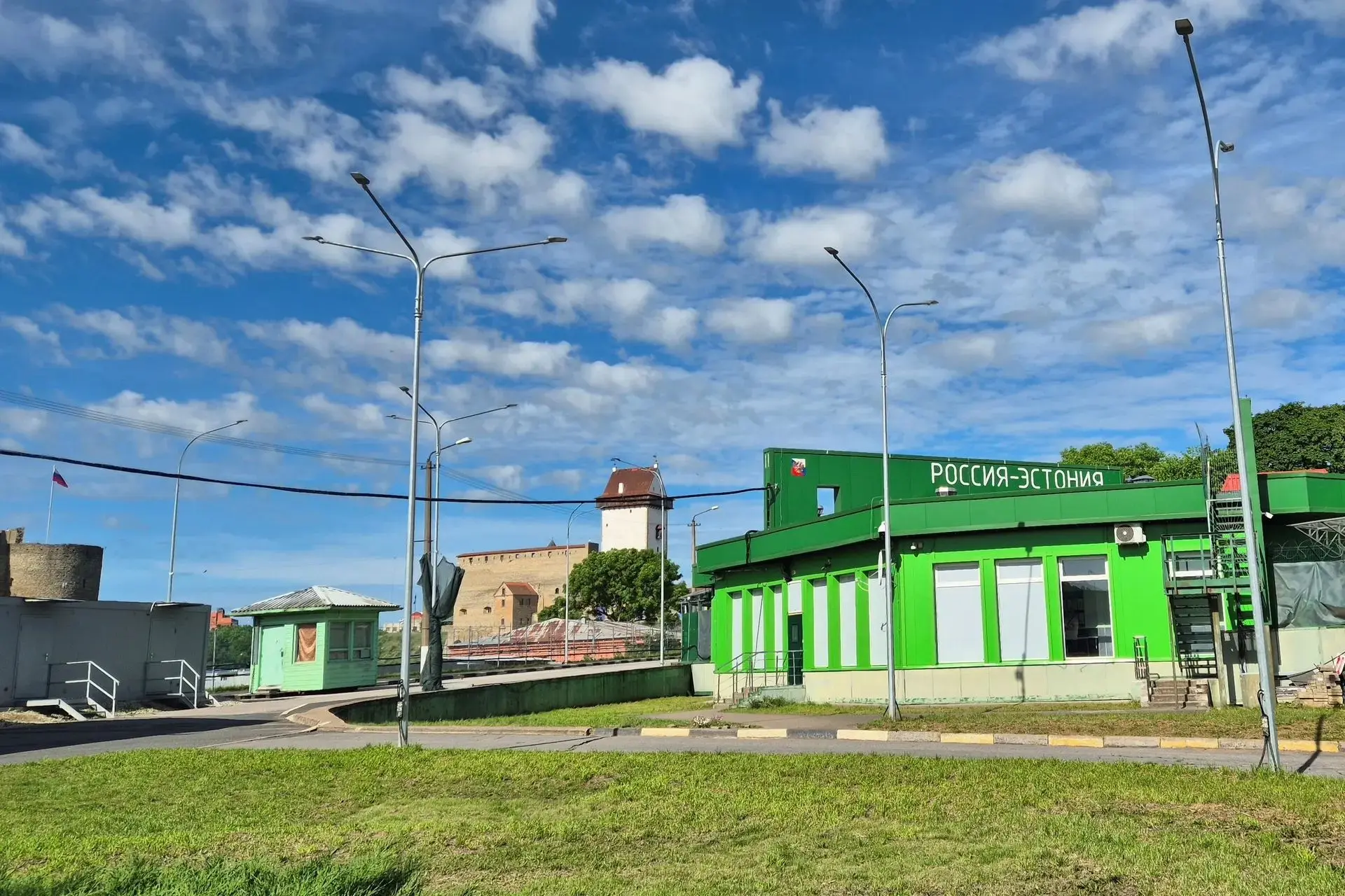 На российско-эстонской границе сохраняются очереди