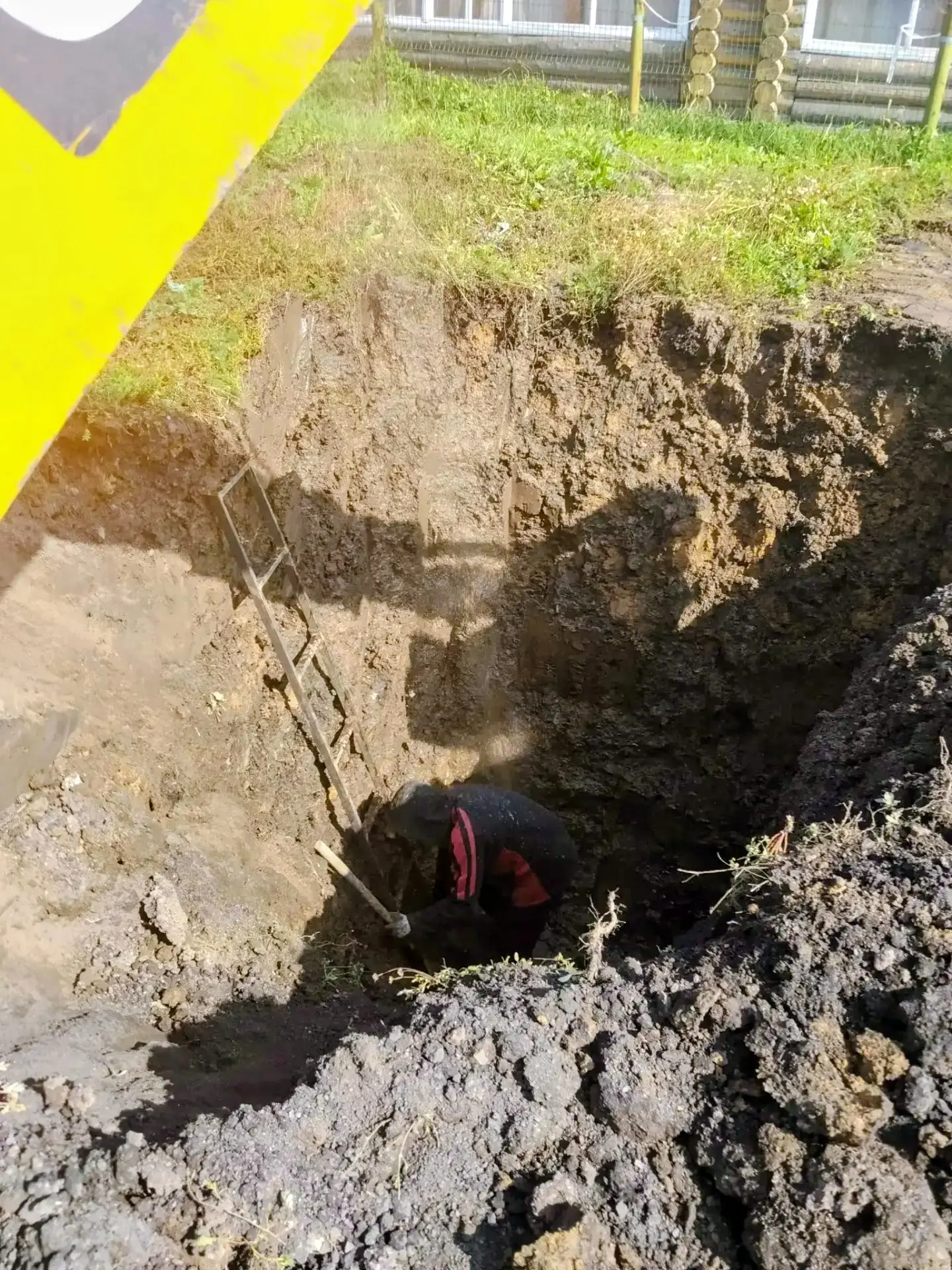 Коммунальщики устраняют порыв водопровода в Борисово, около "Мордовской избы" 👍🏻