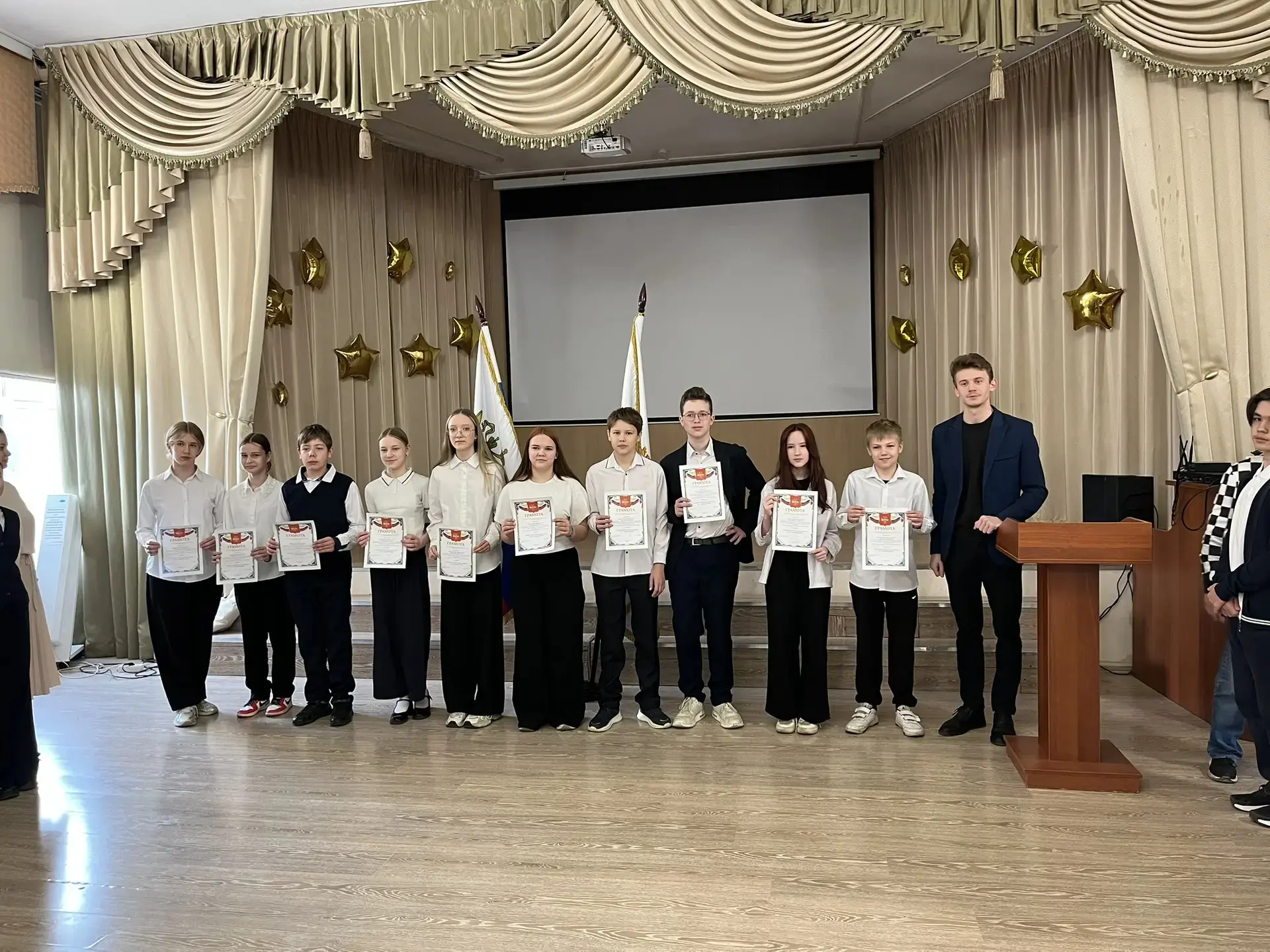 🏅 Сегодня в нашей школе прошла торжественная линейка!  Мы с гордостью чествовали участников и победи