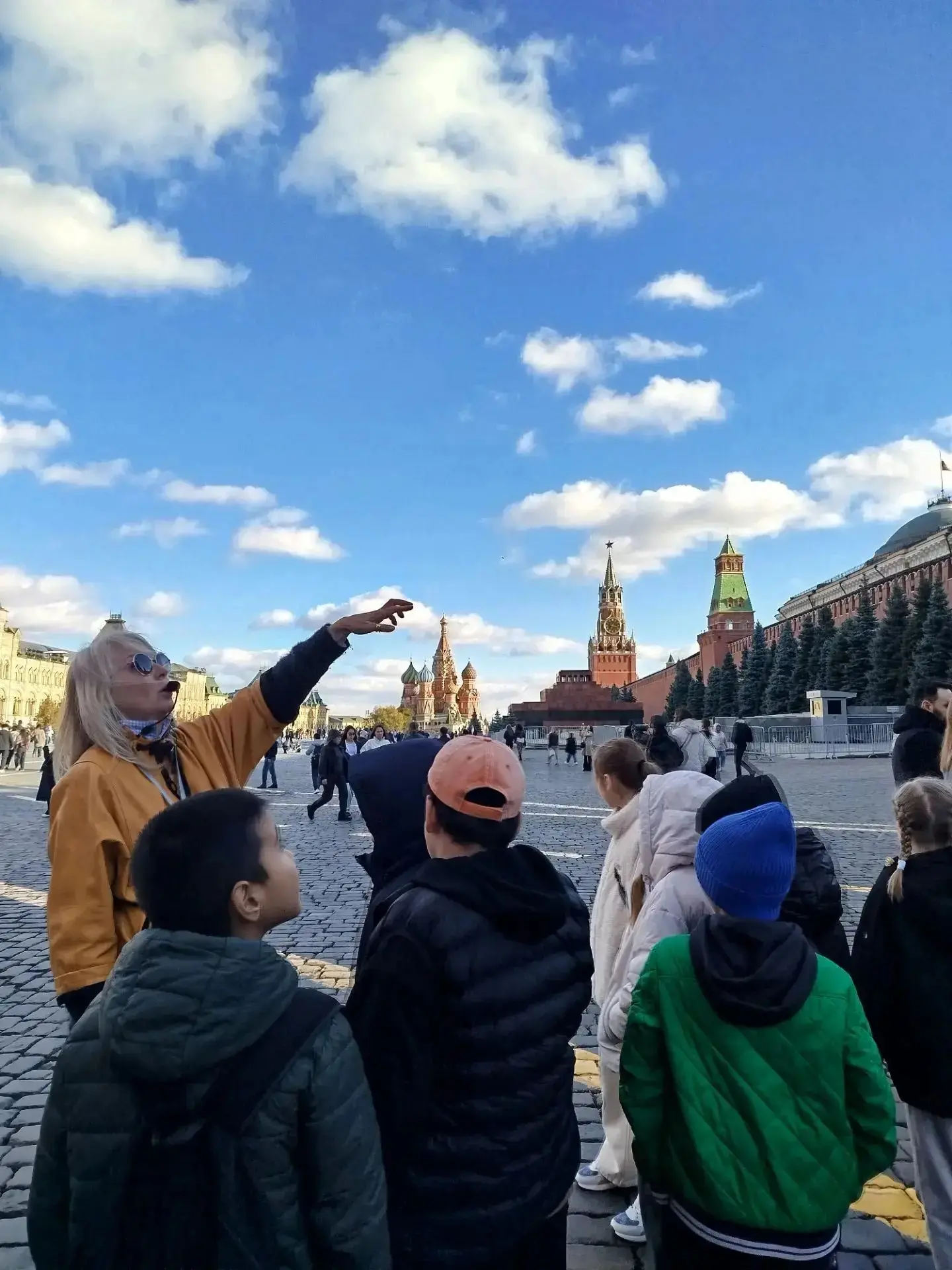 🏛️ Ученики 4 «Д» класса посетили экскурсию по Красной площади «Посвящение в москвичи»