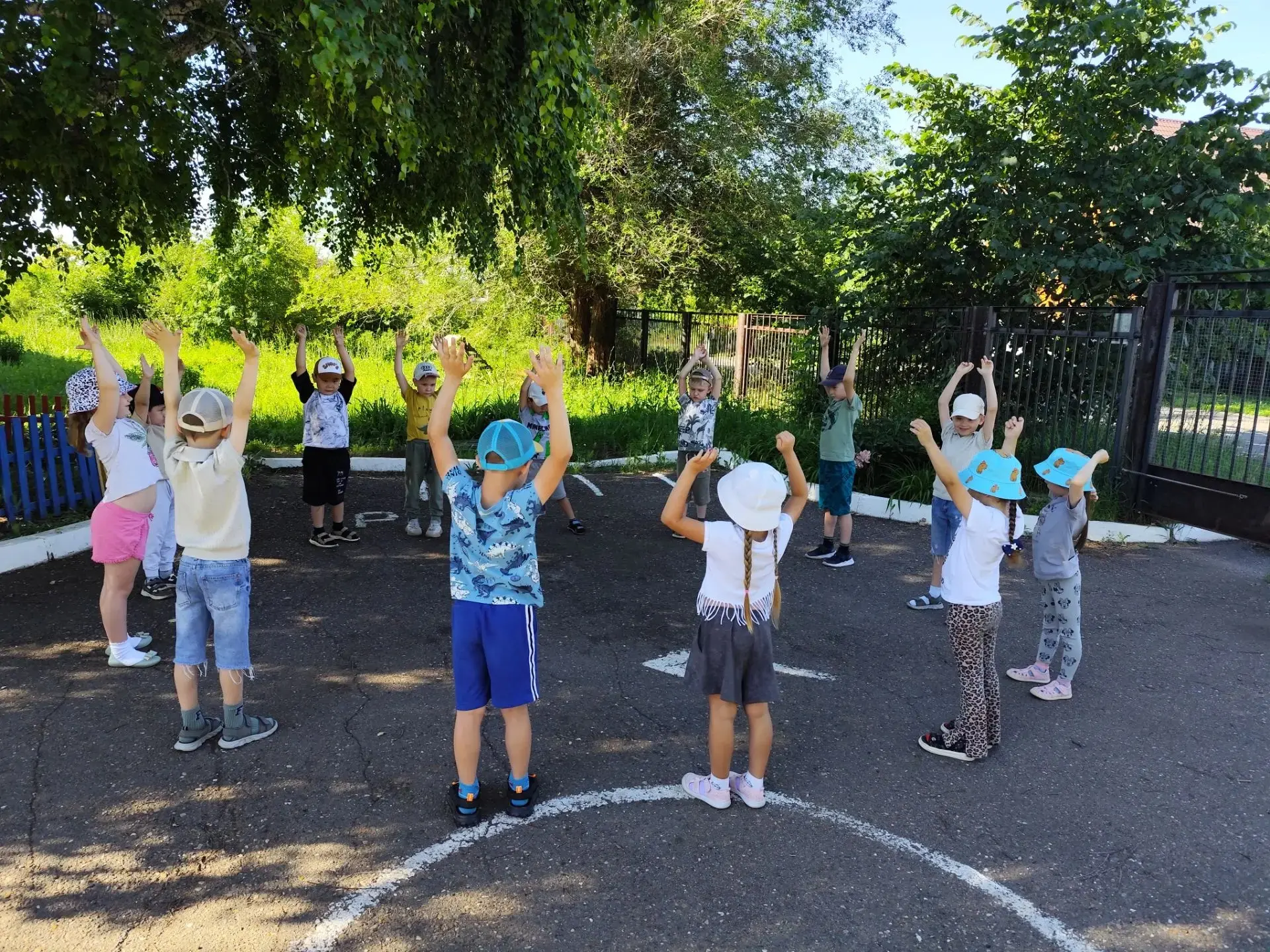 Сегодня ребята побывали в стране мыльных пузырей!✨

Ребята с удовольствием ловили переливающиеся пуз