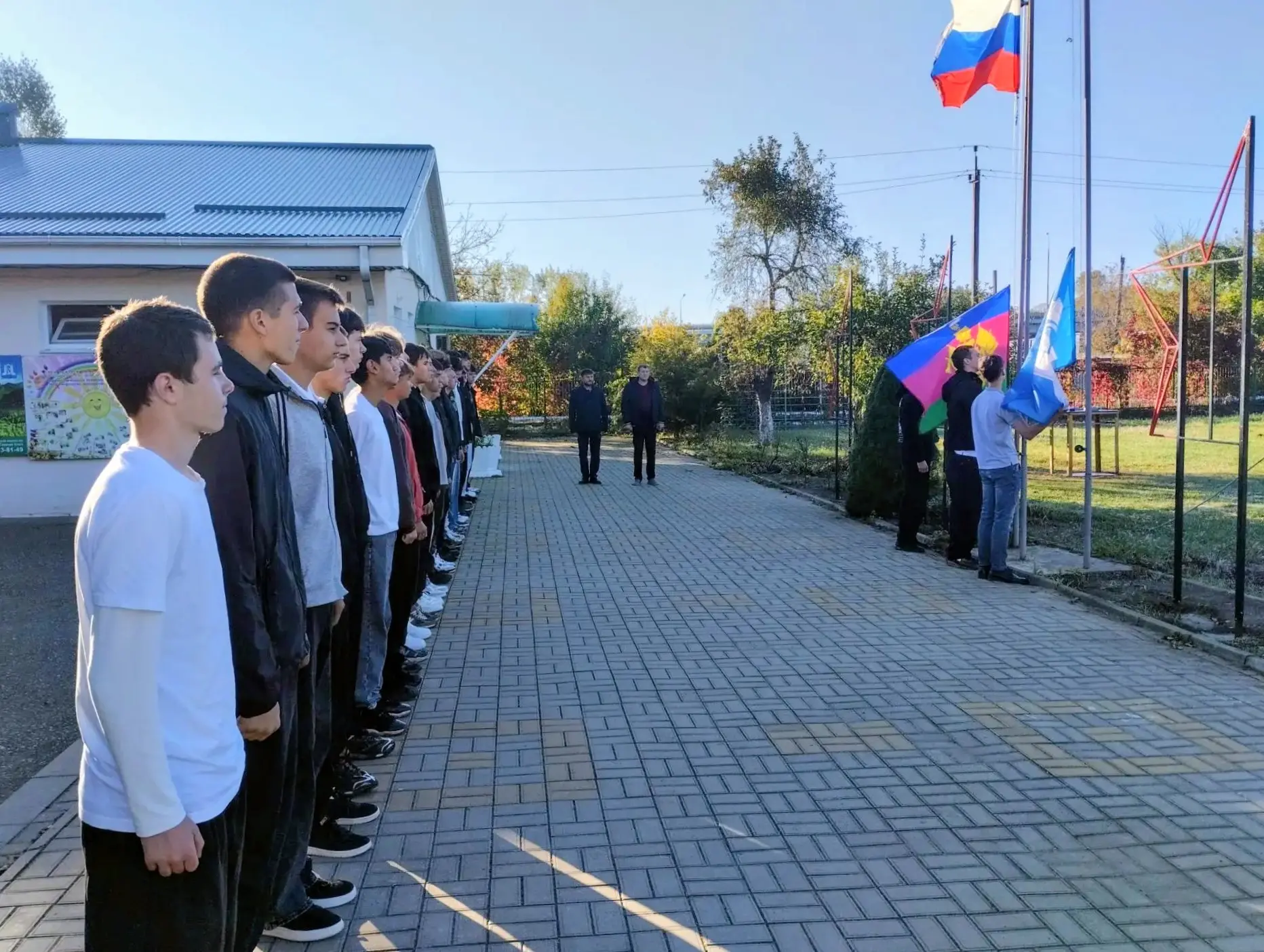 🇷🇺 Новая учебная неделя началась с торжественной церемонии
