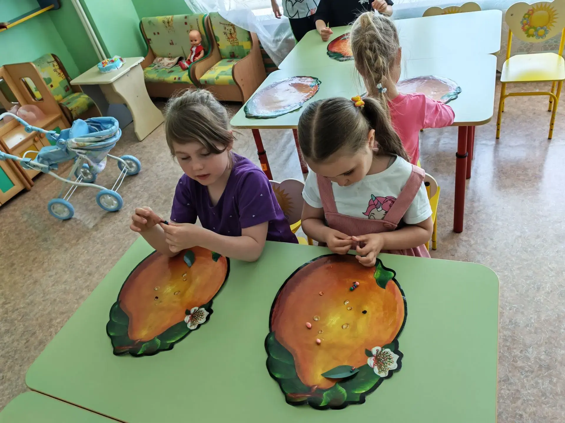 Лепим гусеницу
Цели:Научить детей лепить предмет, состоящий из нескольких одинаковых частей (шариков